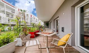 aperçu extérieur de la résidence de Cannes depuis la terrasse d'un logement