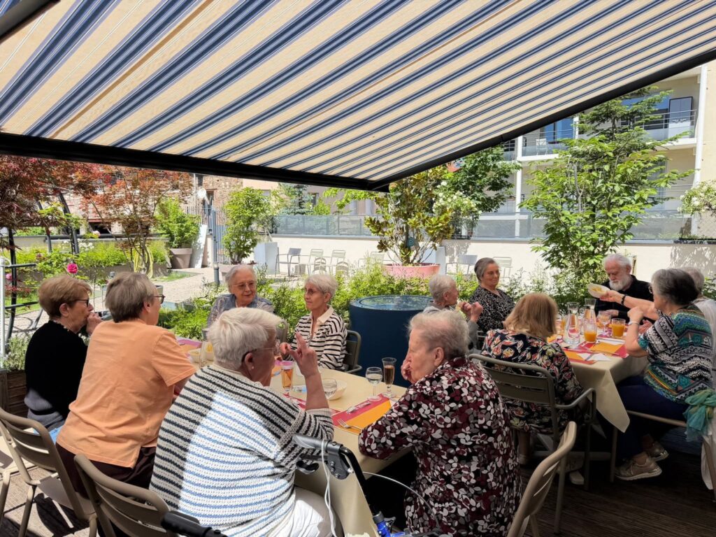 seniors jardin repas