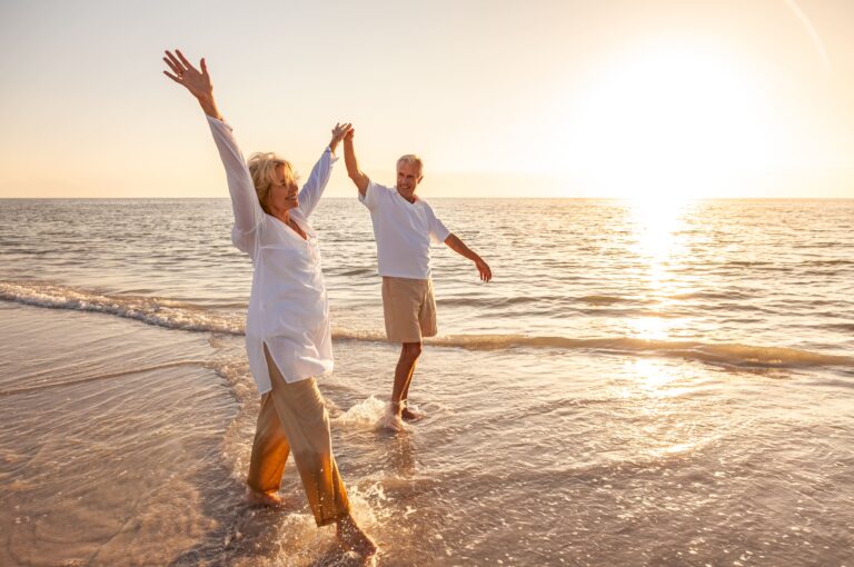 couple senior plage